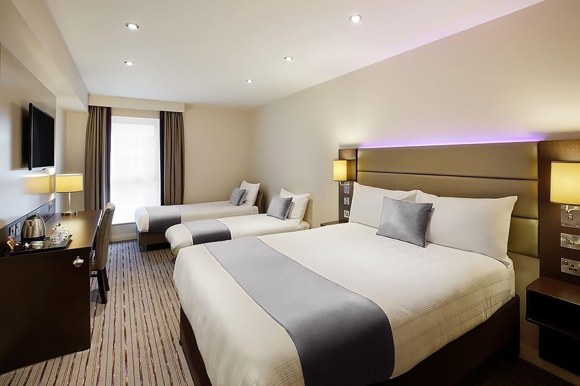 Premier Inn Huddersfield West Zewnętrze zdjęcie