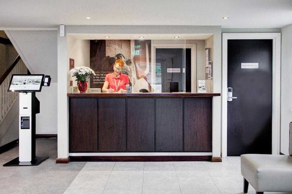 Premier Inn Huddersfield West Zewnętrze zdjęcie