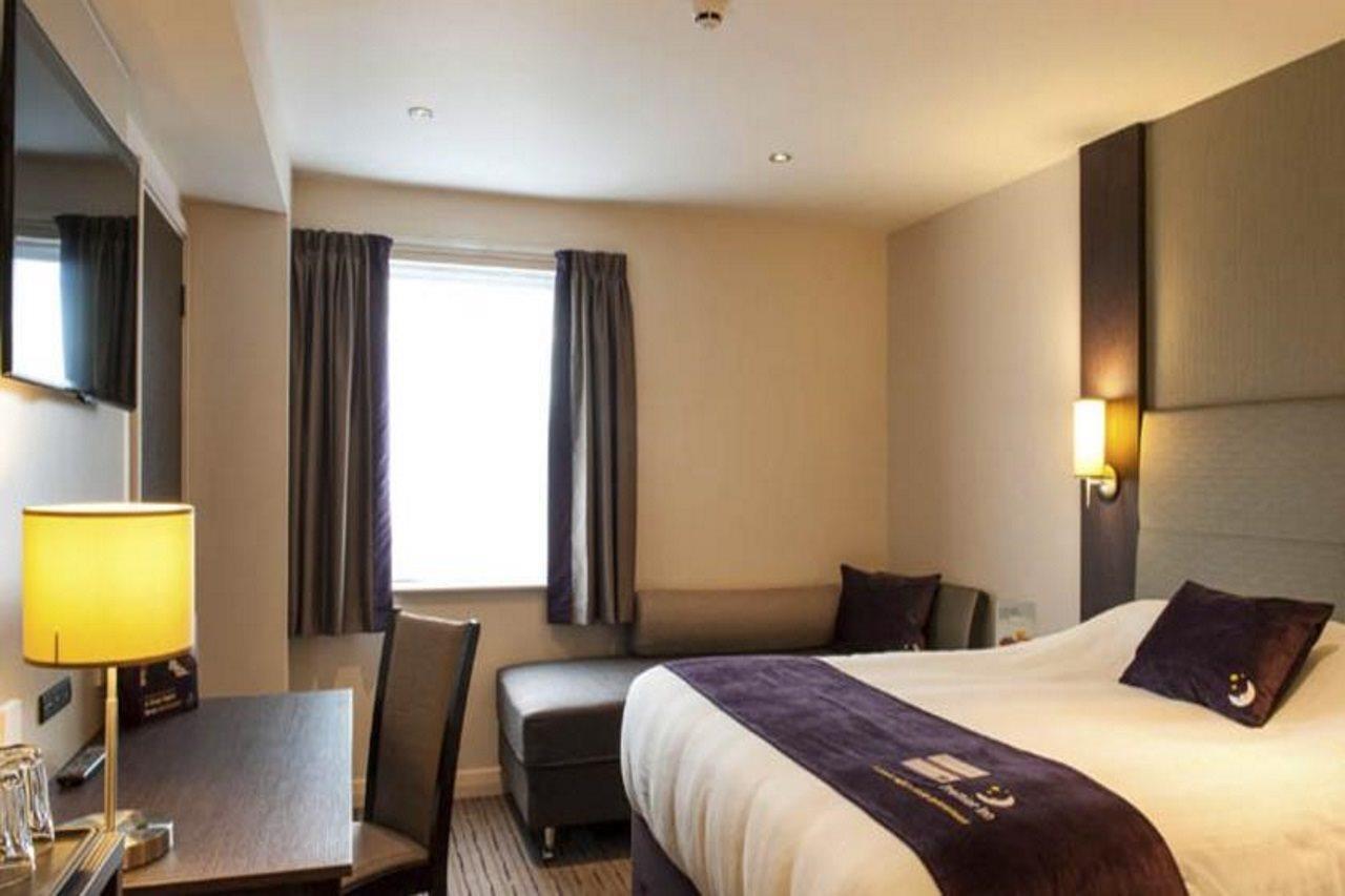 Premier Inn Huddersfield West Zewnętrze zdjęcie