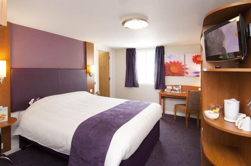 Premier Inn Huddersfield West Zewnętrze zdjęcie