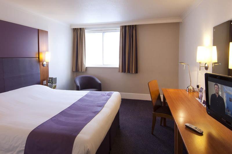 Premier Inn Huddersfield West Zewnętrze zdjęcie