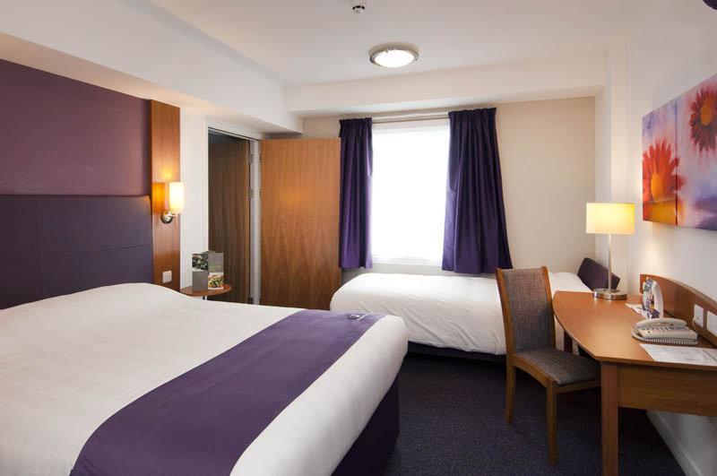 Premier Inn Huddersfield West Zewnętrze zdjęcie