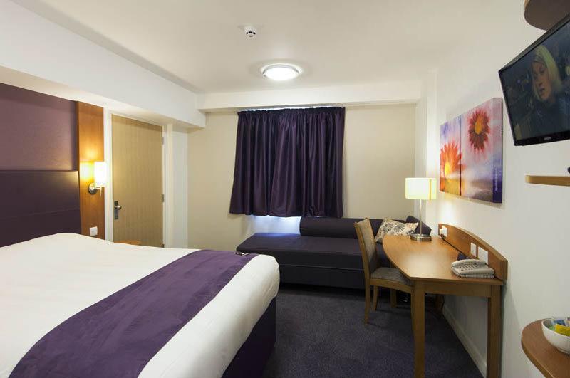 Premier Inn Huddersfield West Zewnętrze zdjęcie