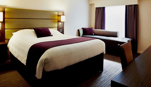 Premier Inn Huddersfield West Zewnętrze zdjęcie